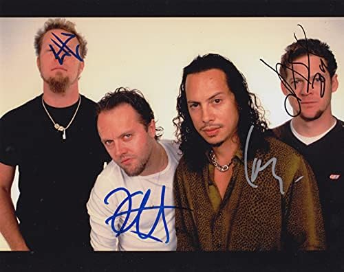 Metallica (Джеймс Хетфийлд, Ларс Улрих, Кърк Хэмметт и Робърт Трухильо) signe.