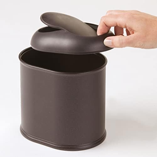 mDesign Modern Plastic Mini Wastebasket Trash Can Dispenser with Swing Капак for Bathroom Vanity Плот or Tabletop - да се разпорежда с цел Памучни Кръга, Гъба за грим, Плат - Черен