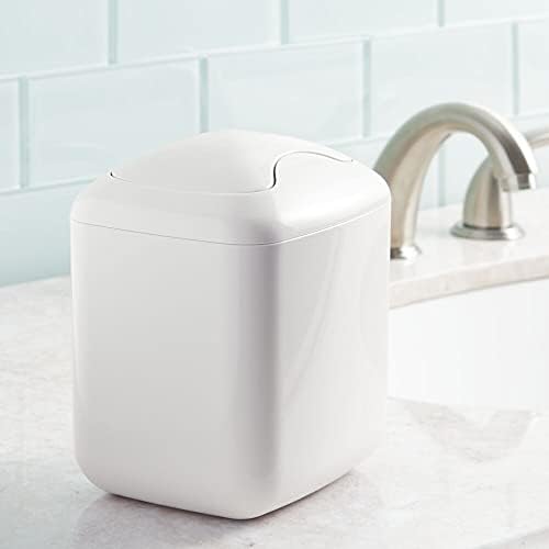 mDesign Modern Plastic Square Mini Wastebasket Trash Can Dispenser with Swing Капак for Bathroom Vanity Плот or Tabletop - да се разпорежда с цел Памучни Кръга, Гъба за грим, Плат - 2 опаковки - Бял